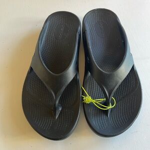 NWT OOFOS Ooriginal recovery sandal M7 W9